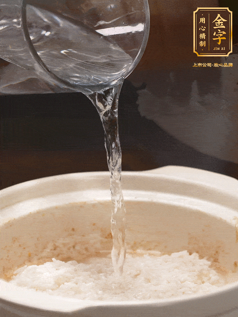 將泡好的米，加水一指，煮至沸騰