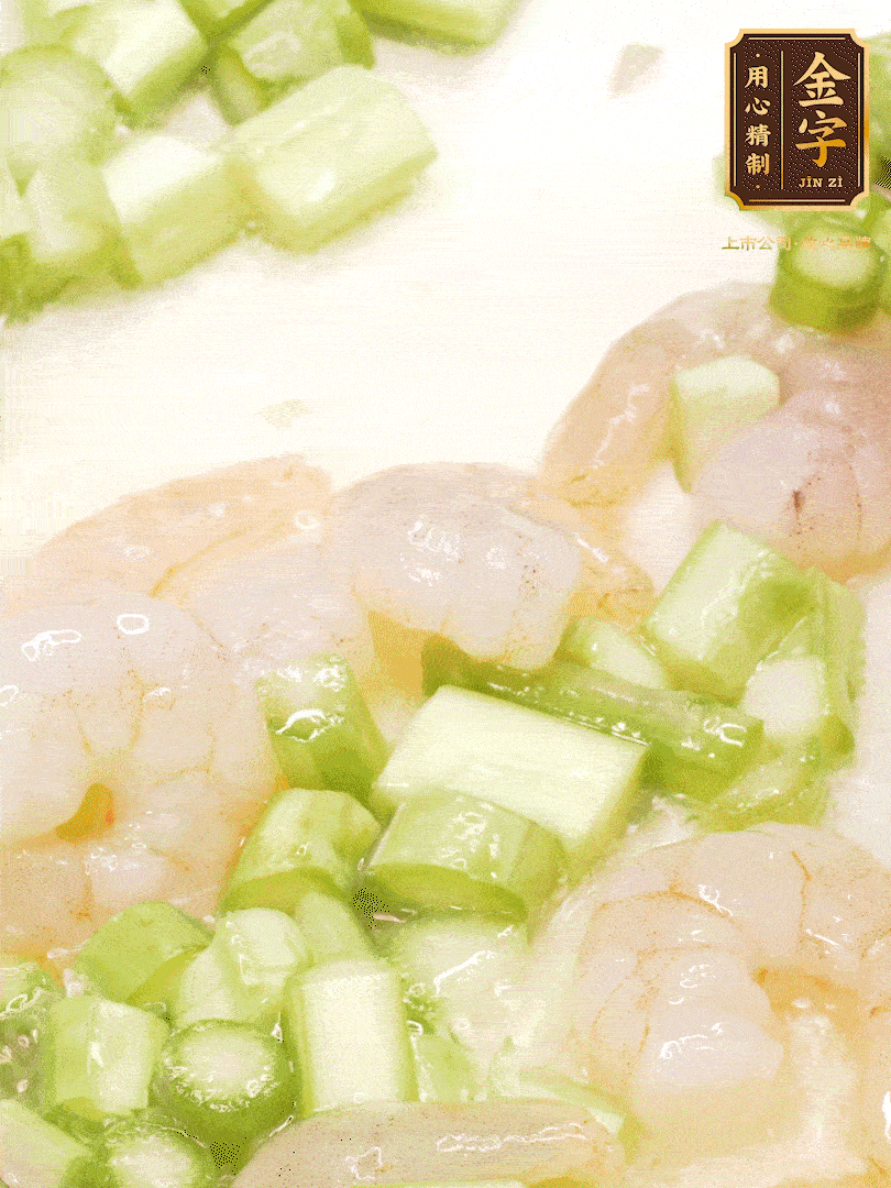 熱油煎香蝦仁，下香腸、蘆筍翻炒，盛出備用。