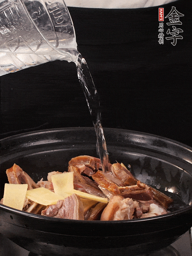 火腿、豬腳放到大砂鍋里，黃酒提鮮，蔥姜去腥，加2kg純凈水沒(méi)過(guò)食材。水一定要放足，中途最好不能加水