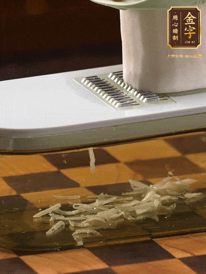 蘿卜切絲 ，加少許的鹽 抓拌均勻后，腌制十五分鐘