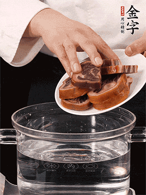 一包200g的金字火腿蹄片恰好搭配一個(gè)新鮮豬爪（豬腳）。都先加蔥姜、料酒焯水一遍，把血水清除后燉出來(lái)才能更清澈不油膩。