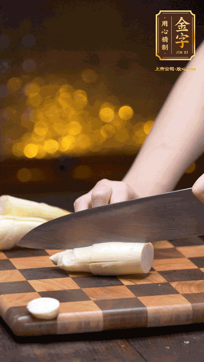 茭白剝去外皮，去掉根部老硬部分，洗凈切滾刀塊