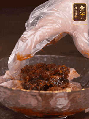 排骨用1勺蠔油、1勺醬油、1勺金字火腿XO醬抓勻腌制半小時(shí)