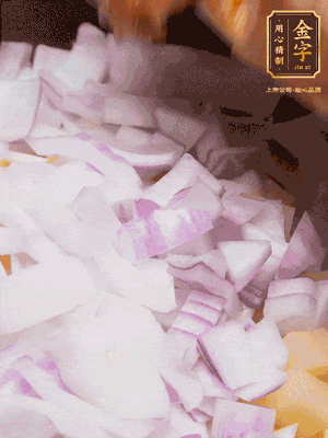 倒入洗干凈的大米、土豆丁、洋蔥碎、排骨、金字火腿xo醬、水