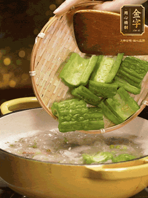 倒入熱水，和泡開的綠豆（連水）和火腿片，大火燒開燉一個(gè)小時(shí)