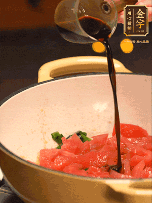 調味：1勺蠔油、1勺生抽、2轉胡椒粉和2勺番茄醬倒入400ml開水，燒至湯汁濃厚