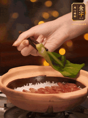 開(kāi)蓋，碼上香腸和焯好水的青菜