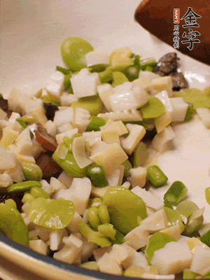 倒入蠶豆、春筍翻炒