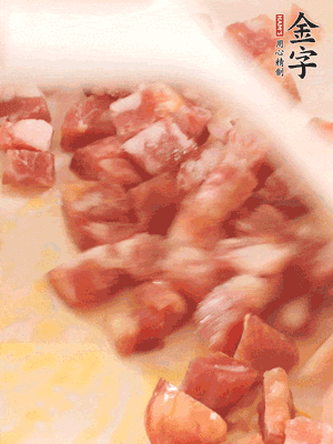 香腸炒出油脂，加入蠶豆煸炒