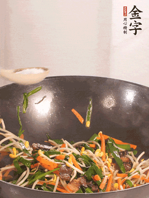 炒合菜：金字醬油肉、綠豆芽、韭菜