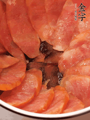 深碗涂抹豬油，頂端鋪枸杞，間隔鋪上香腸、醬油肉片