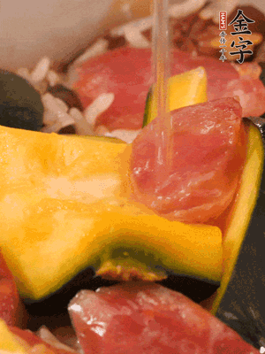 倒入溫開水，水量高出米面一個指節(jié)。