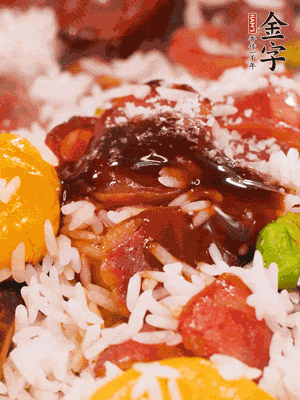 調(diào)醬汁，把蠔油：生抽：老抽：香油按1:2:1:0.5的比例。