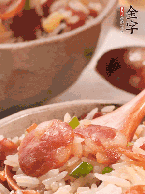 開蓋后，沿鍋邊淋2大勺花生油，大火烤出鍋巴。輕輕翻拌一下，撒點蔥花。