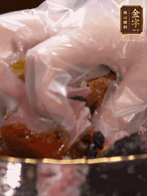 排骨洗凈后（蠔油、生抽、老抽、鹽、糖、淀粉、豆豉、蒜蓉、姜絲）腌制30分鐘