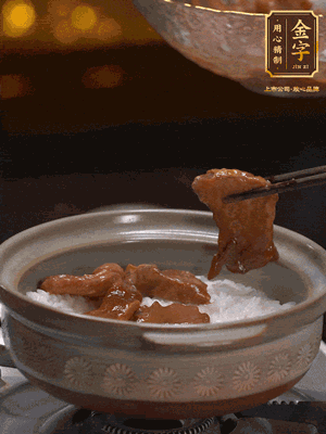 鋪上牛肉，鍋邊淋油在燜5分鐘