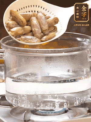 煮一鍋沸水，下蟶子汆燙30秒，撈出浸入冰水，取出蟶子肉