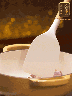 油溫7成熱，下蒜末、咸肉略微煸炒，再下絲瓜