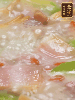 最后下蟶子，一點(diǎn)白胡椒調(diào)味，煮到白色湯汁出來。撒點(diǎn)枸杞點(diǎn)綴