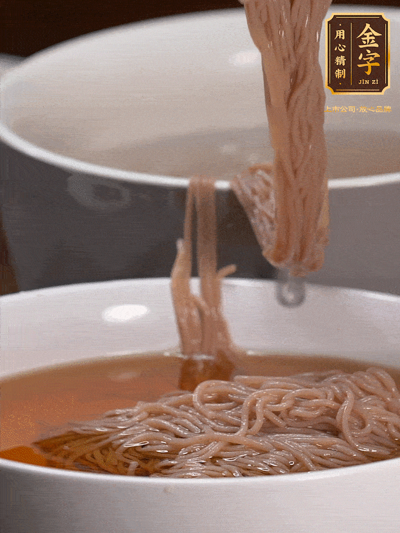 蘋(píng)果醋，一點(diǎn)鹽、糖、醬油，兌入涼白開(kāi)水調(diào)成簡(jiǎn)易冷面湯，放水箱冷藏