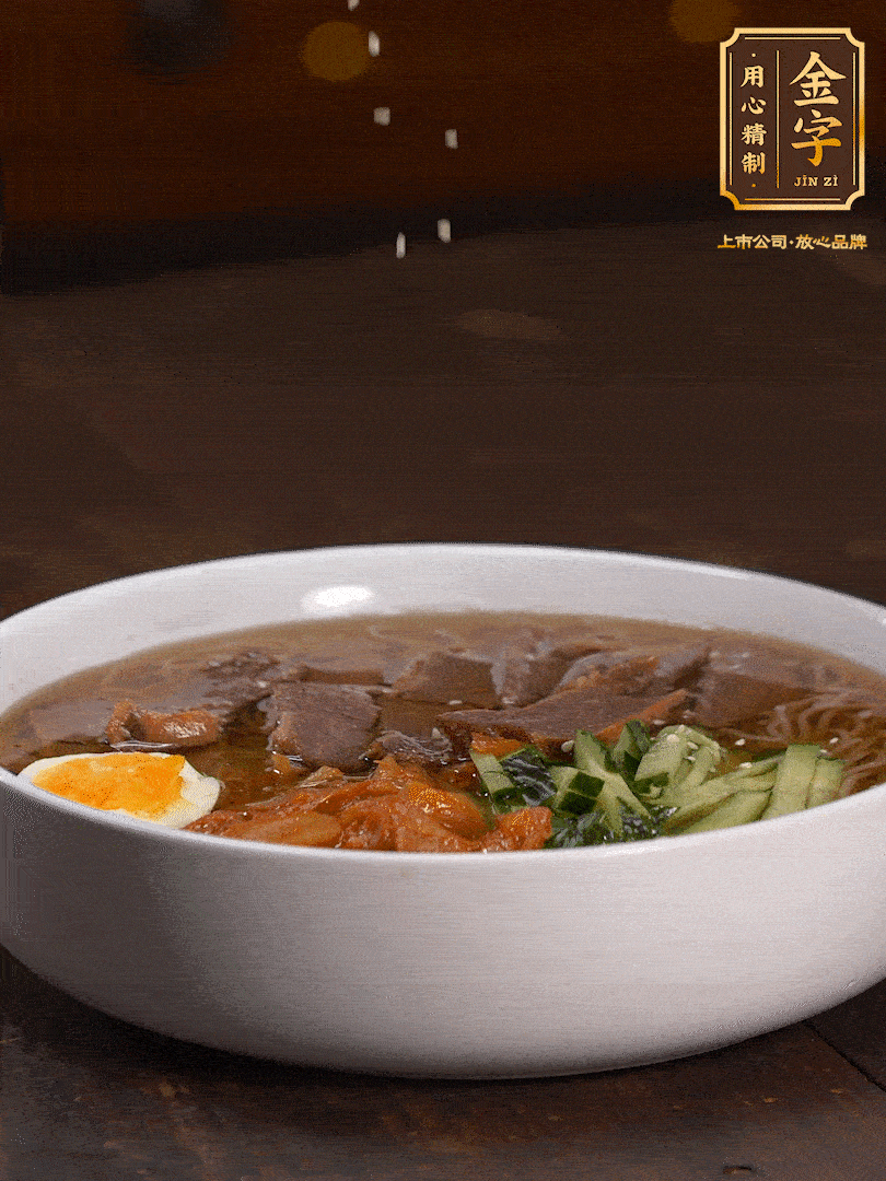 放入冰涼的冷面湯碼上黃瓜絲、泡菜、牛肉、雞蛋，撒點(diǎn)白芝麻