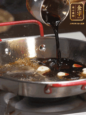 煲飯期間，用油煎熟牛肝菌。再用底油加醬油、蒜片調(diào)出鮮美醬汁