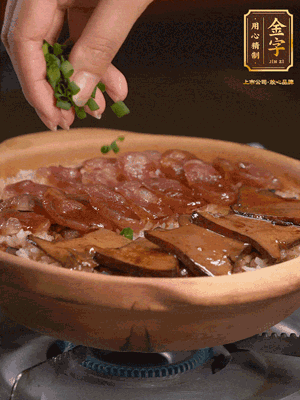 最后鋪上牛肝菌，爭分奪秒地倒上醬汁，撒點(diǎn)小蔥花