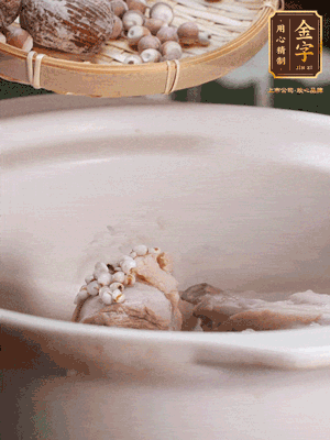 焯好水洗凈的鴨肉、薏米、芡實、蜜棗+適量水煲1小時