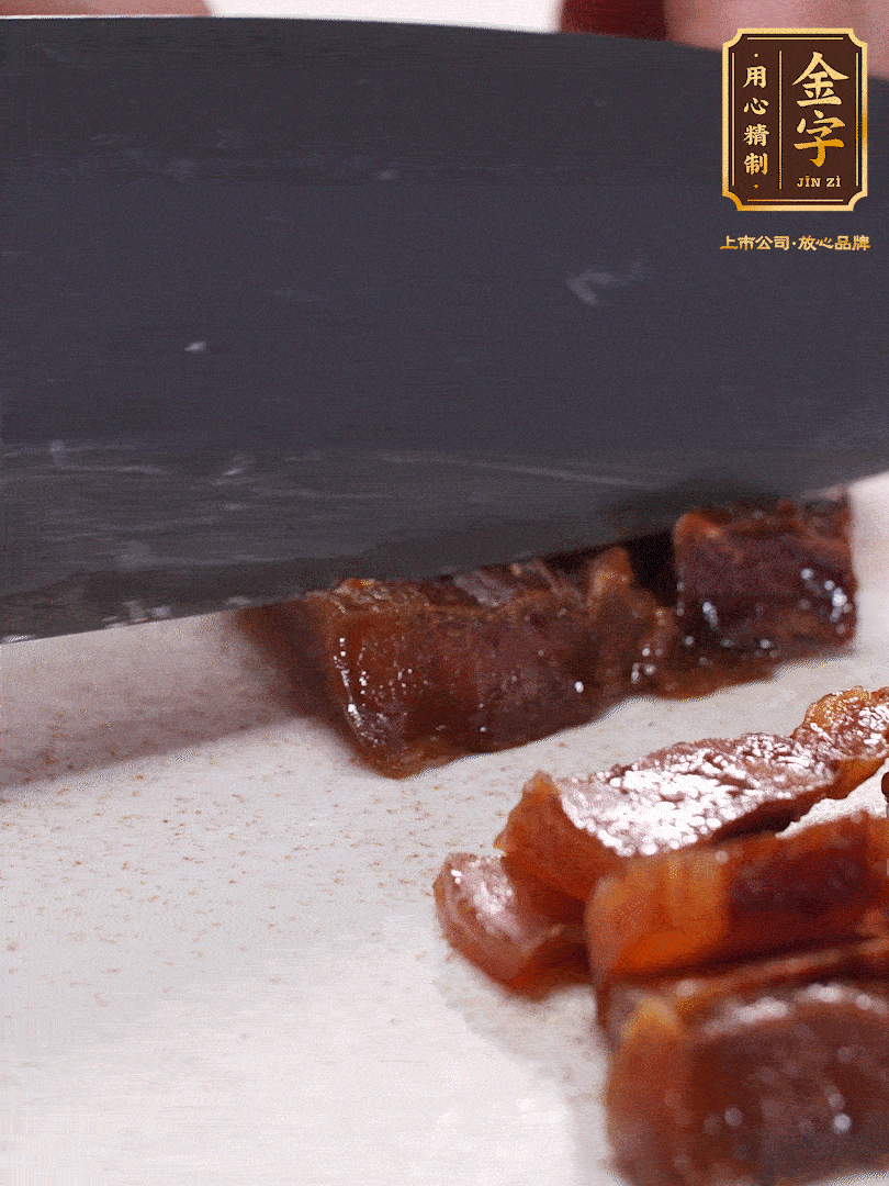 金字臘肉水煮10分鐘，切片
