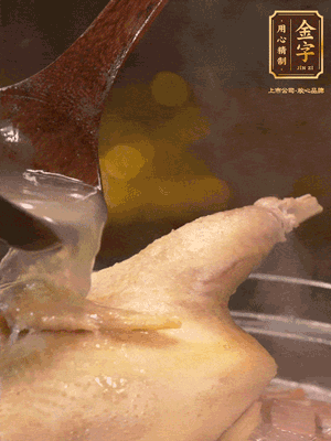 大火燒開后，撇去浮沫。轉(zhuǎn)小火燉2個(gè)小時(shí)