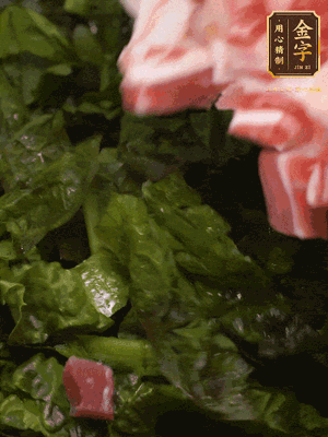 大米淘洗干凈，把食材全部放進去，加適量水攪拌均勻