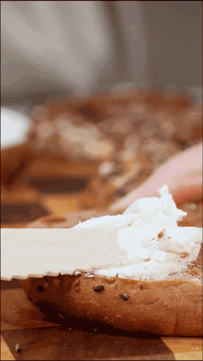 貝果在烤箱中180度復(fù)烤5分鐘，涂上芝士