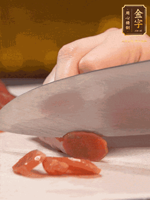 臘腸下水煮10分鐘，切薄片