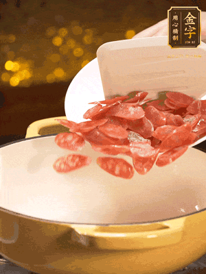 鍋里放油，香腸煸炒出多余的油脂，然后放小米辣