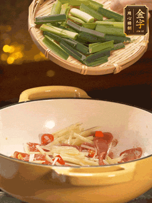 接著放蒜葉，來一點鹽，一點醬油調味翻勻