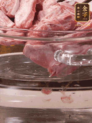 羊排清水洗凈，冷水浸泡30分鐘-2個小時，去除血沫。冷水下鍋，小火加熱析出血水后洗凈備用