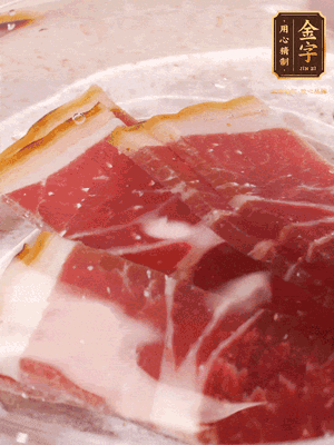 金字火腿切片，溫水浸泡5分鐘