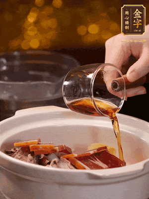 羊排、火腿、姜片一起入砂鍋，大火煮到沸騰