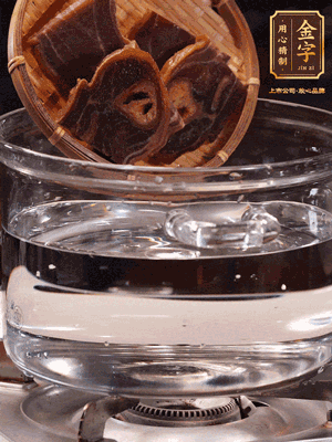 火腿蹄片，冷水下鍋，加蔥姜、料酒焯水