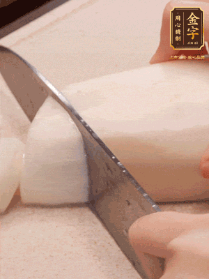 蘿卜削皮，切成滾刀塊