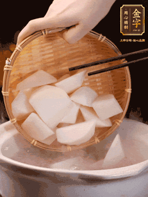 大火煮開(kāi)后，轉(zhuǎn)中小火燉40分鐘，挑出蔥結(jié)，再下蘿卜燉20分鐘