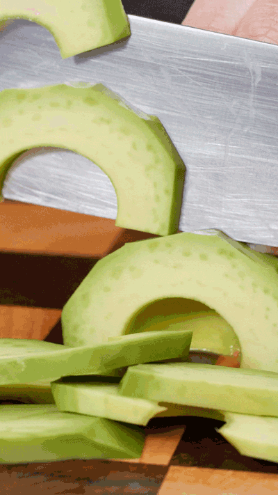 土司表面涂抹橄欖油，烤箱180°烤6 分鐘