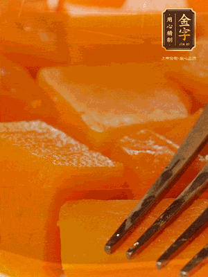 南瓜去皮，一半切塊備用，一半切塊蒸熟，碾成泥