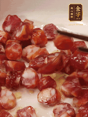 砂鍋熱油，下姜絲、香腸煸香