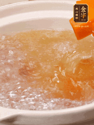 倒入開水、南瓜塊、南瓜泥中火煮5分鐘