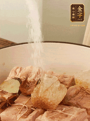 加水沒(méi)過(guò)，大火煮開(kāi)轉(zhuǎn)小火慢燉2小時(shí)，煮到收汁