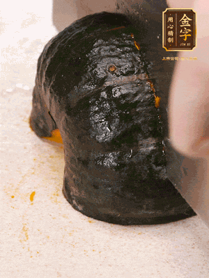 貝貝南瓜去皮，切成小塊。姜切絲