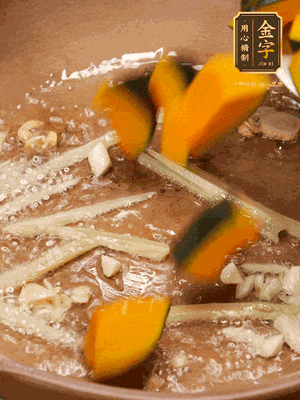 砂鍋倒一層底油，蒜粒、姜絲炒香后，再下南瓜翻炒30秒