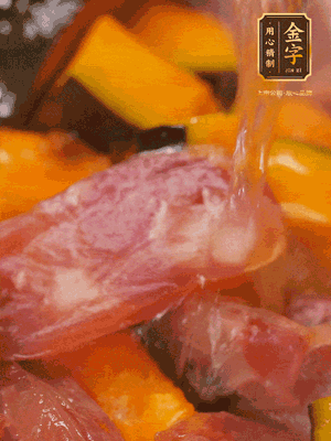 下香腸，倒沒過南瓜的水，加1/2勺鹽、1/2勺白糖、1勺蠔油燜8分鐘