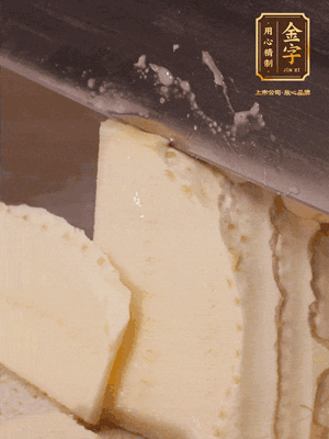 冬筍去殼切片，水開后煮2分鐘焯水
